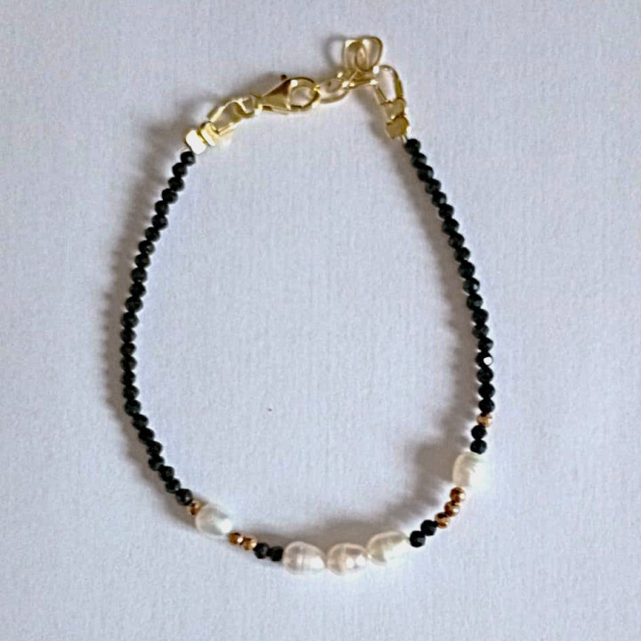 Bracelet Murmures Precieux® Bijoux créé avec l'alphabet Morse Love en pierre fine Spinelle noir, perles de culture, enfilé à la main 