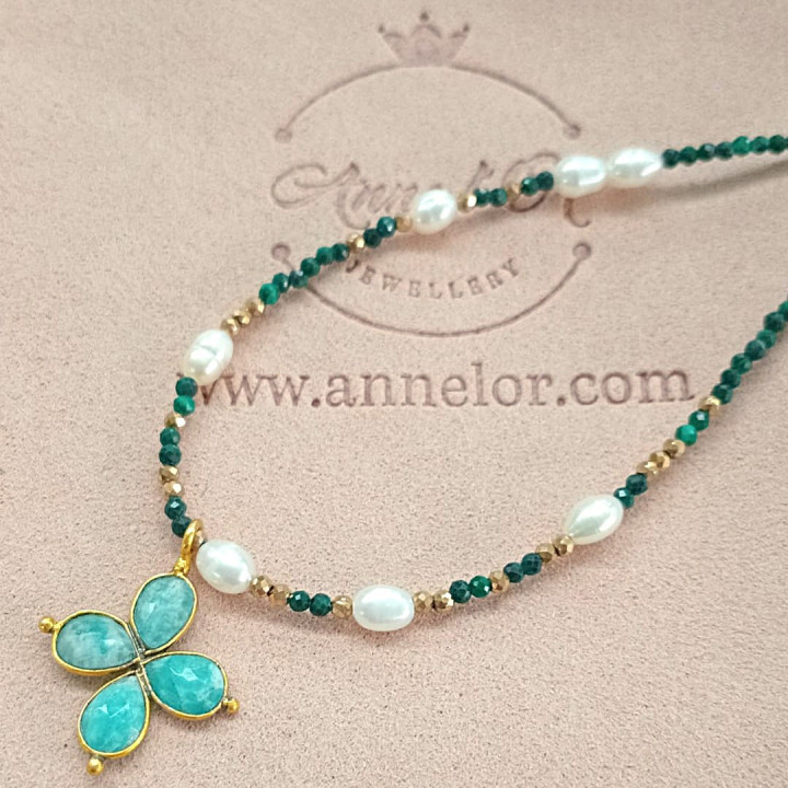 Collier Murmures Precieux® Bijoux créé avec l'alphabet Morse Mère veilleuse en pierre fine malachite, perles de culture, enfilé à la main avec un pendentif en croix sur étui avec pochette à velour