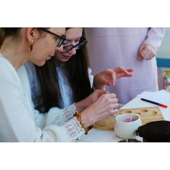 women making their own Murmures Precieux® dash and dot jewellery DIY bracelet and necklace-making workshop