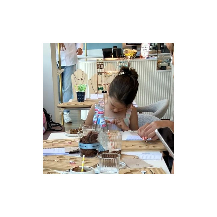 fille créant leur bijoux Murmures Precieux® Bijoux créé avec l'alphabet Morse lors d'ateliers creatif DYI de bracelets ou collier encodé avec le code morse