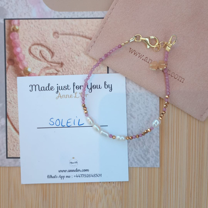 Bracelet Murmures Precieux® Bijoux créé avec l'alphabet Morse Soleil en pierre fine tourmaline rose, perles de culture, enfilé à la main 