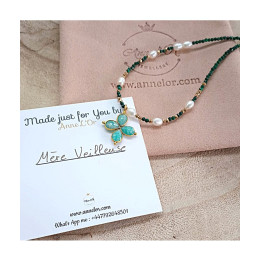 Collier Murmures Precieux® Bijoux créé avec l'alphabet Morse Mère veilleuse en machalite pierre fine, perles de culture, enfilé à la main avec un pendentif en croix sur étui avec pochette à velour