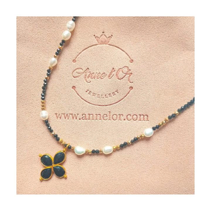 Collier Murmures Precieux® Bijoux créé avec l'alphabet Morse Mère veilleuse en pierre fine spinelle noire, perles de culture, enfilé à la main avec un pendentif en croix sur étui avec pochette à velour