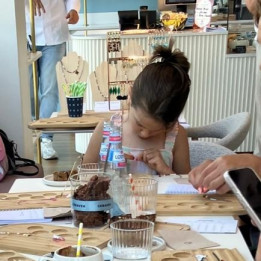 fille créant leur bijoux Murmures Precieux® Bijoux créé avec l'alphabet Morse lors d'ateliers creatif DYI de bracelets ou collier encodé avec le code morse