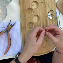 teenager making their own Murmures Precieux® dash and dot jewellery DIY bracelet and necklace-making workshop