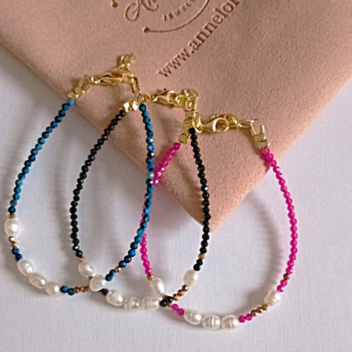 Murmures Precieux® dash and dot jewellery bracelet made from black spinel, pink tourmaline and lapis-lazuli semi-precious stone and cultured pearls, hand-thread 
