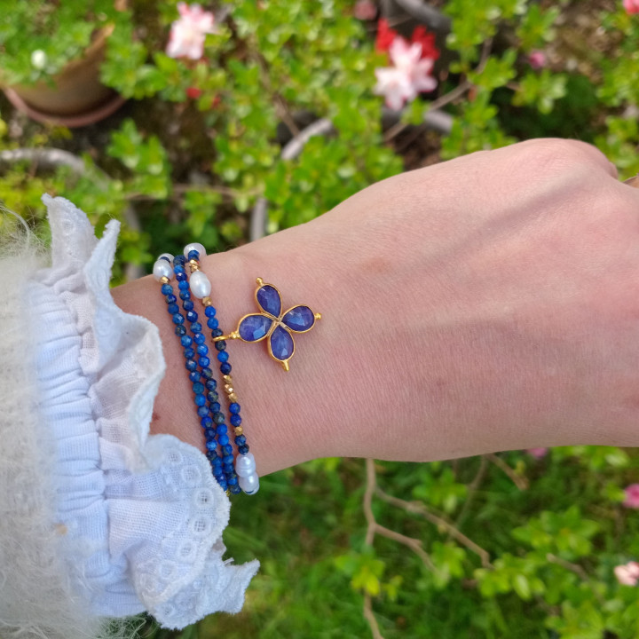 Murmures Precieux® dash and dot jewellery necklace worn as bracelet in lapis-lazuli semi-precious stone and cultured pearls, hand-thread, with a lapis-lazuli cross pendant