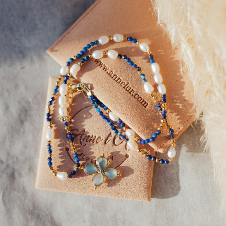 Collier Murmures Precieux® Bijoux créé avec l'alphabet Morse à murmures secrets en pierre fine lapis-lazuli, perles de culture, enfilé à la main avec un pendentif en croix lapis-lazuli sur son étui avec pochette à velour