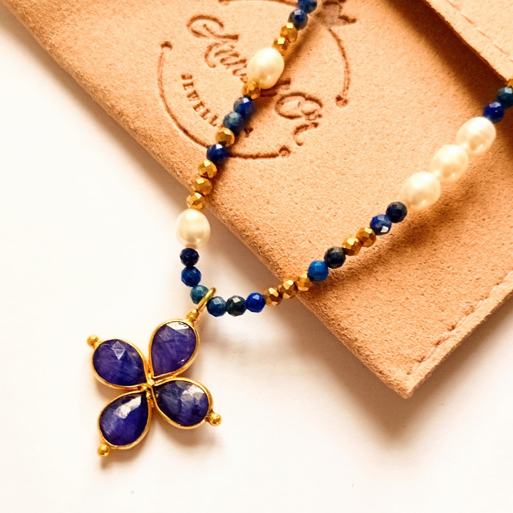 Collier Murmures Precieux® Bijoux créé avec l'alphabet Morse en pierre fine Lapis Lazulis, perles de culture, enfilé à la main 