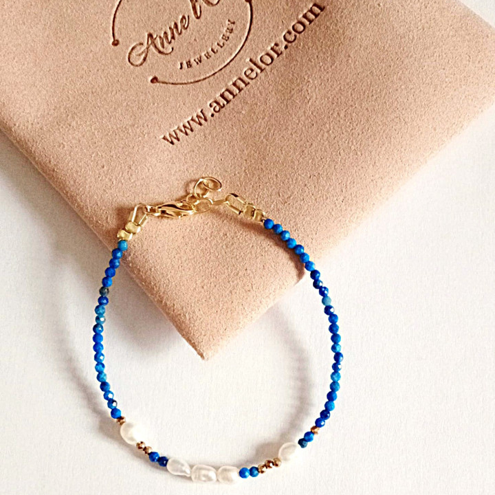 Bracelet Murmures Precieux® Bijoux créé avec l'alphabet Morse Love en pierre fine Lapis Lazulis, perles de culture, enfilé à la main 