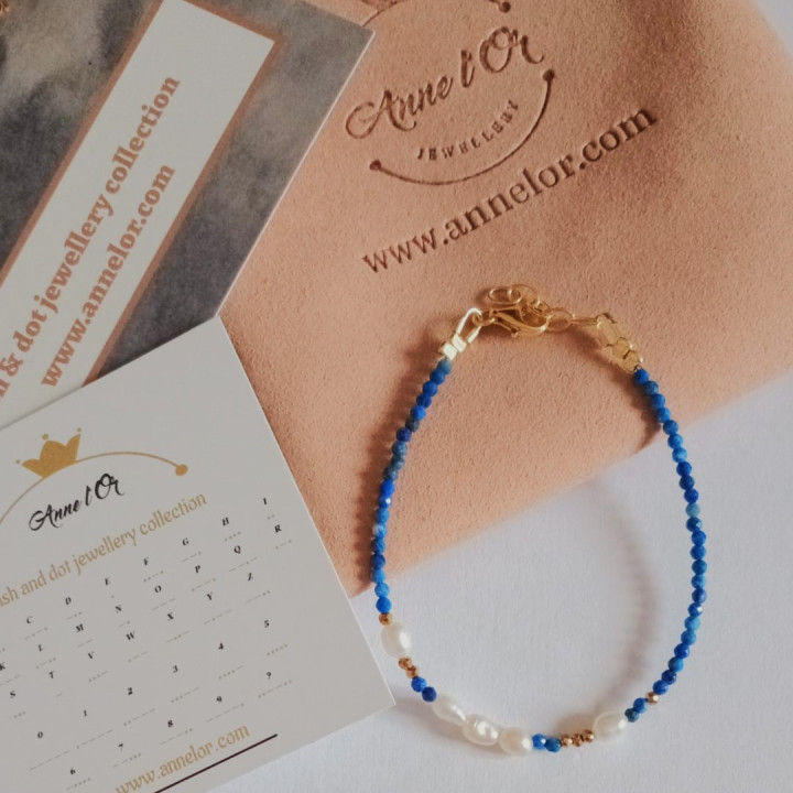 Bracelet Murmures Precieux® Bijoux créé avec l'alphabet Morse Love en pierre fine Lapis Lazulis, perles de culture, enfilé à la main 
