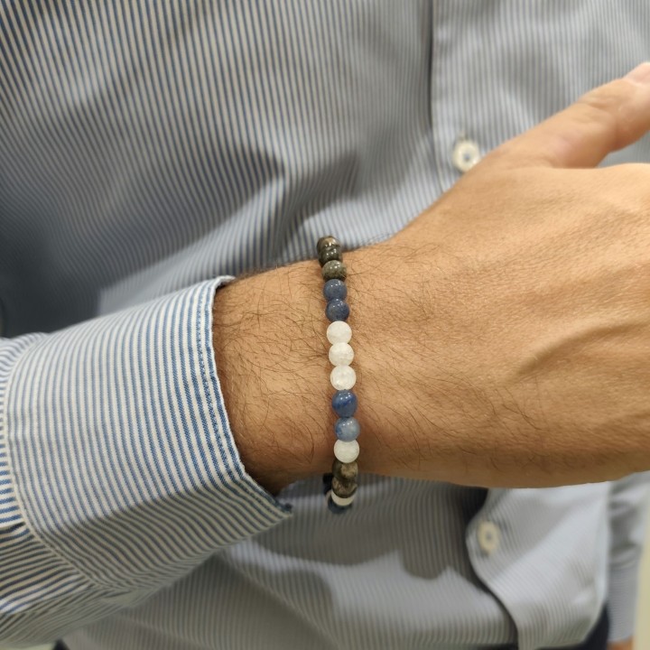 Bracelet Masculin avec pierres fines bleues s'entremèlent pour former un message secret grace à l'alphabet morse.