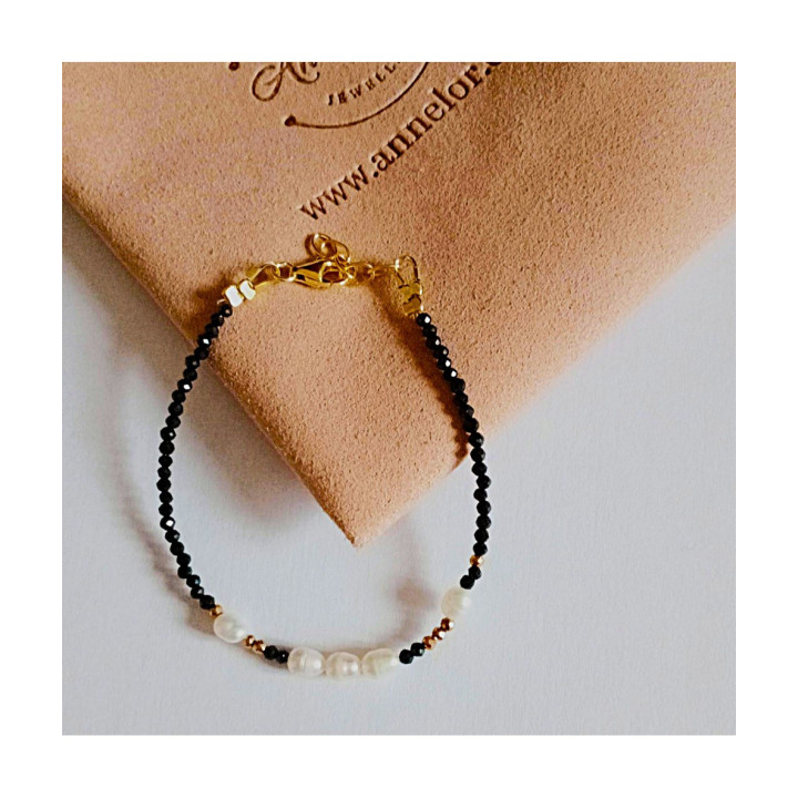 Murmures Precieux® dash and dot jewellery Love bracelet made from black spinel semi-precious stone and cultured pearls, hand-thread with 925 silver ends