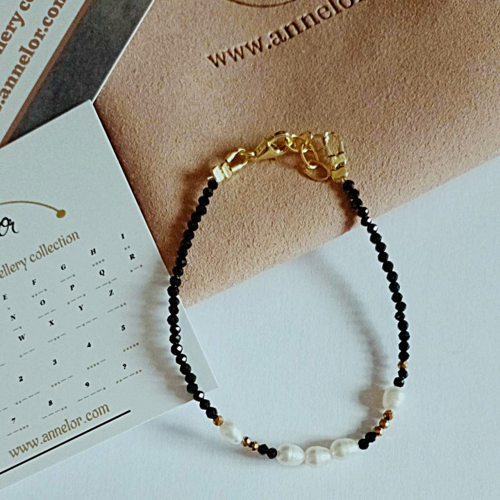 Bracelet Murmures Precieux® Bijoux créé avec l'alphabet Morse Love en pierre fine Spinelle noir, perles de culture, enfilé à la main et étui avec pochette à velour