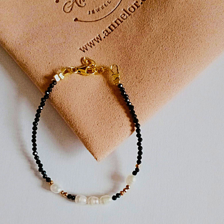 Bracelet Murmures Precieux® Bijoux créé avec l'alphabet Morse Love en pierre fine Spinelle noir, perles de culture, enfilé à la main avec aprets en argent 925