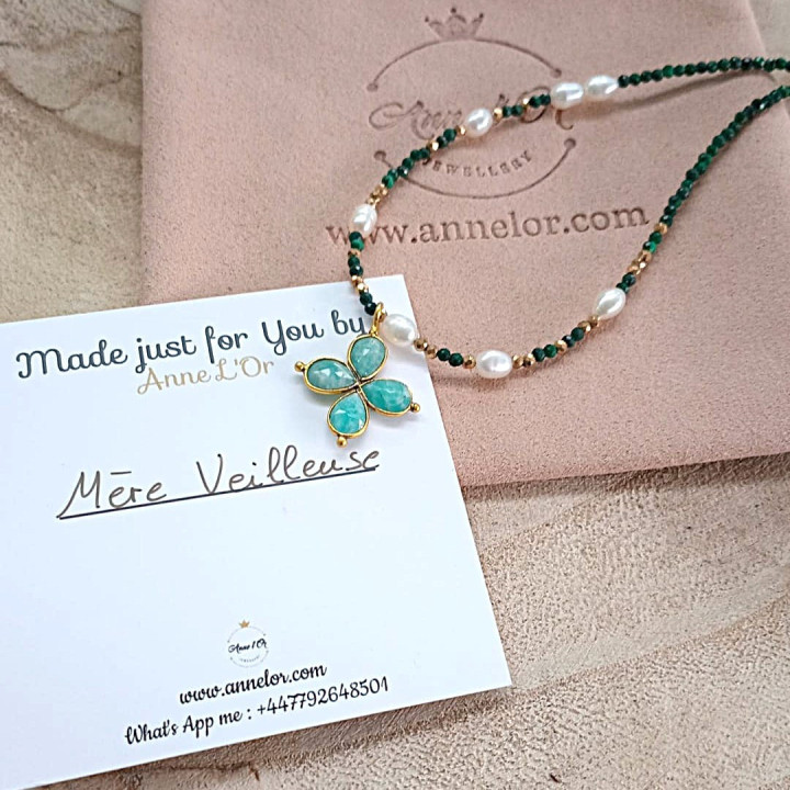 Collier Murmures Precieux® Bijoux créé avec l'alphabet Morse Mère veilleuse en pierre fine malachite, perles de culture, enfilé à la main avec un pendentif en croix sur étui avec pochette à velour